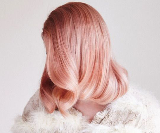el pelo de color rosa