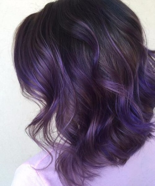 morena púrpura balayage el pelo corto