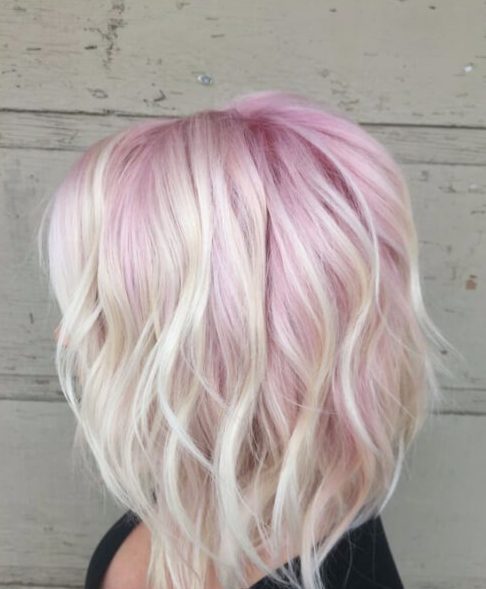 caramelo de color rosa el pelo corto ombre