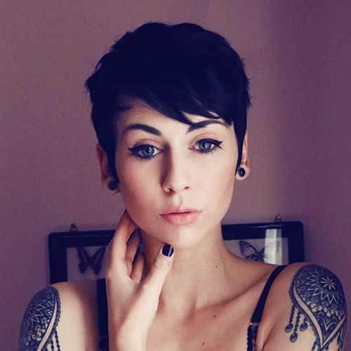 mujer joven en el hombro tattooos corte pixie