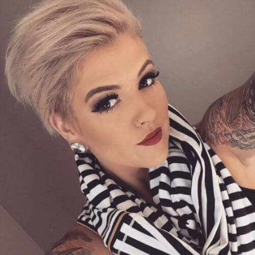 mujer joven tatuajes selfie corte pixie