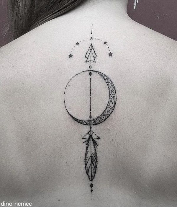 Impresionante tatuaje geométrico de flecha y luna. 