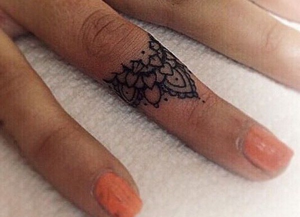 Diseño del tatuaje del dedo del nudillo. 