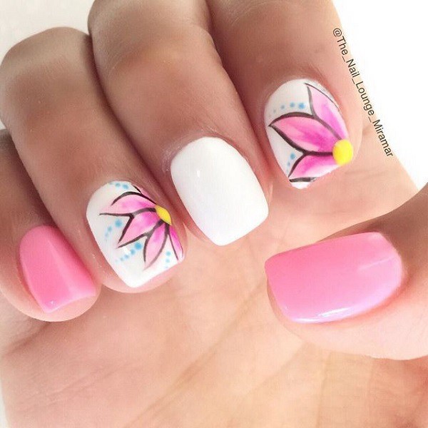 Hermoso diseño de uñas blancas y rosadas. 