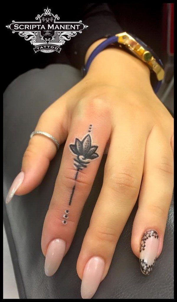 Lotus en el tatuaje de dedo. 