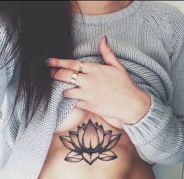 Lotus Flower Tattoo debajo del pecho. 