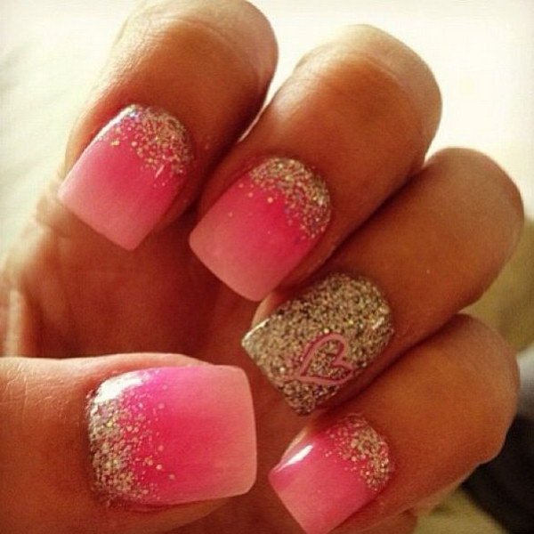 Diseño de uñas Ombre Pink y Gold Glitter con un toque de corazón. 