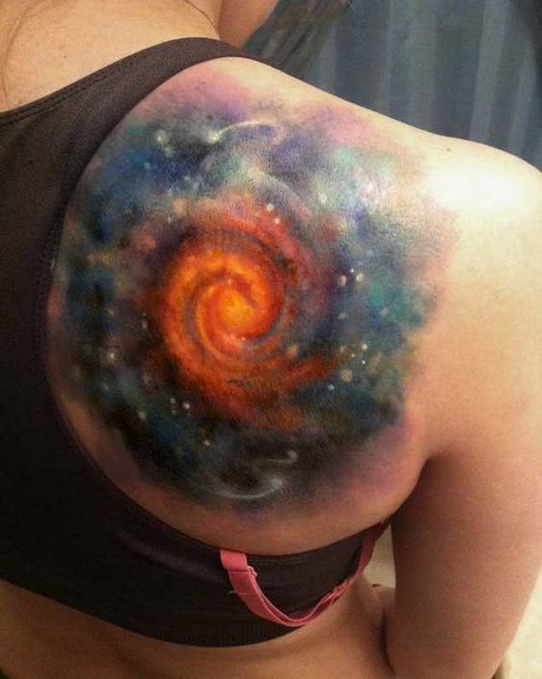 Swirling Galaxy Space Tattoo en el hombro. 