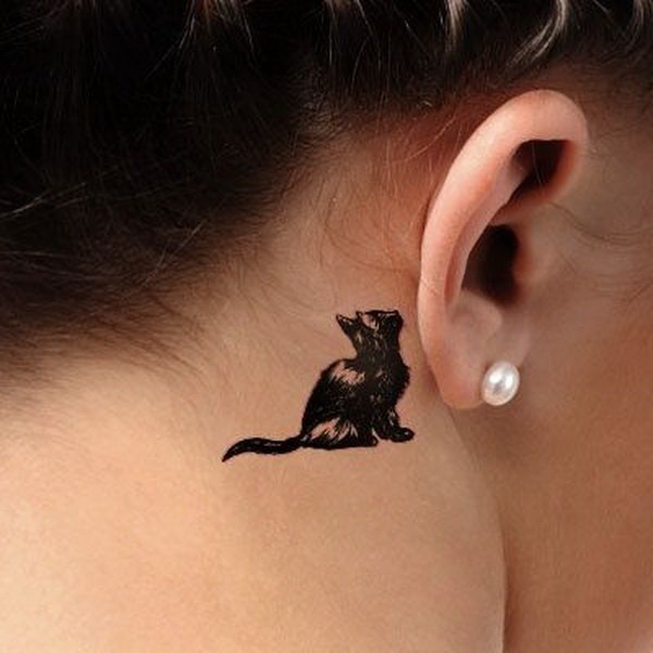 Tatuaje de gato detrás de la oreja para mujeres. 