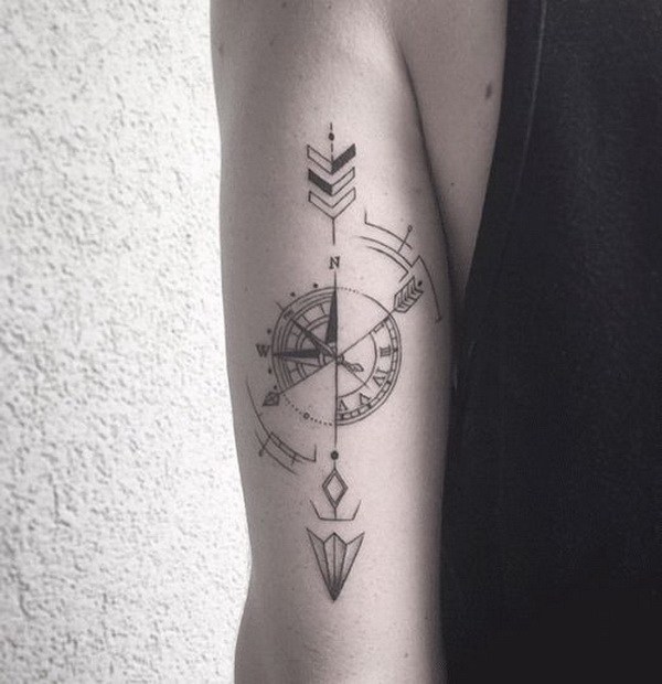 Brújula y flecha tatuaje. 