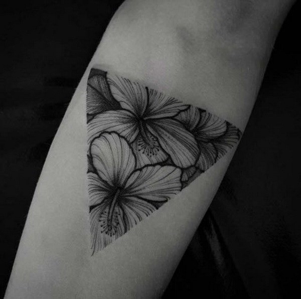 Tatuaje floral simple en el antebrazo. ¡Qué idea tan genial para el diseño del tatuaje!  Me encanta!  Este será mi próximo diseño de tatuaje.  a través de https://forcreativejuice.com/awesome-forearm-tattoo-designs/ 