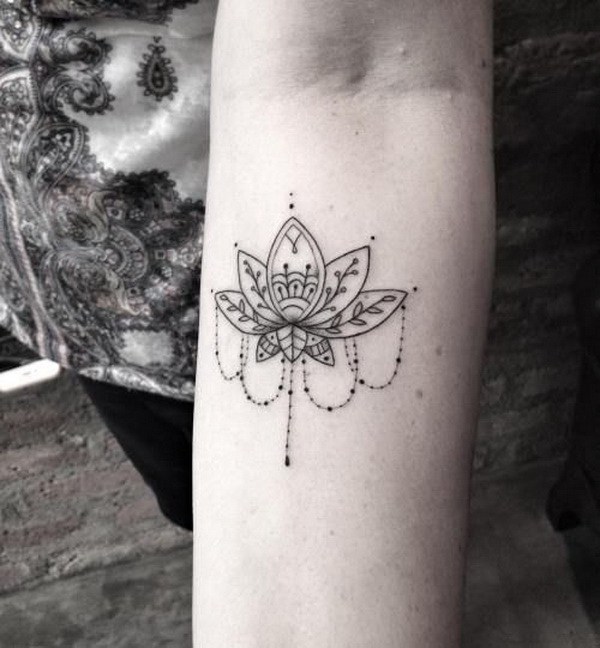 Flor de loto con joyas tatuaje. 