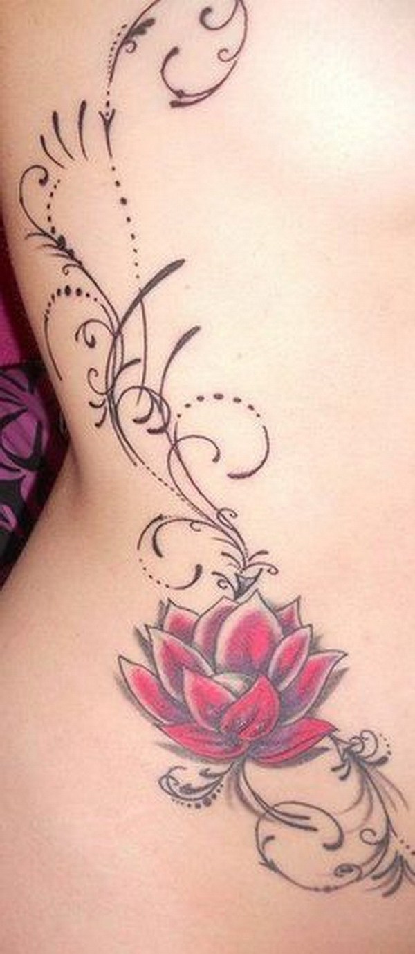 Hermoso tatuaje rojo de la flor de loto en el cuerpo lateral. 