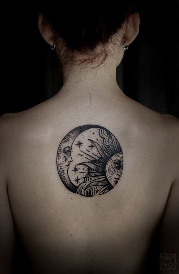 Hermosa luna y el sol espalda tatuaje. 