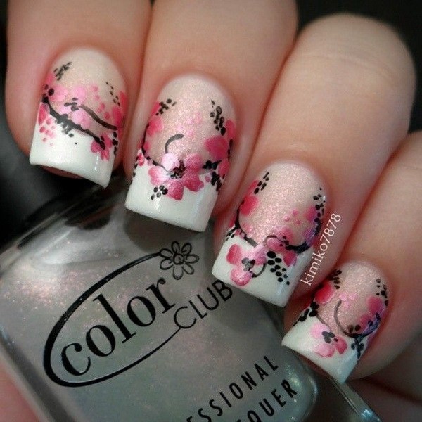 Diseño de arte de uñas bastante floral. 