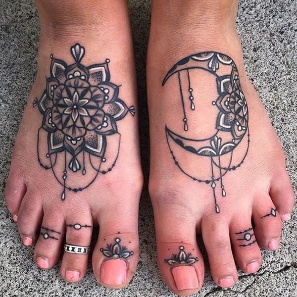 Henna Sun y Moon Tattoo a pie. 