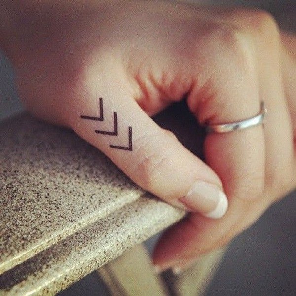 Simple pero hermoso diseño del tatuaje del dedo. 
