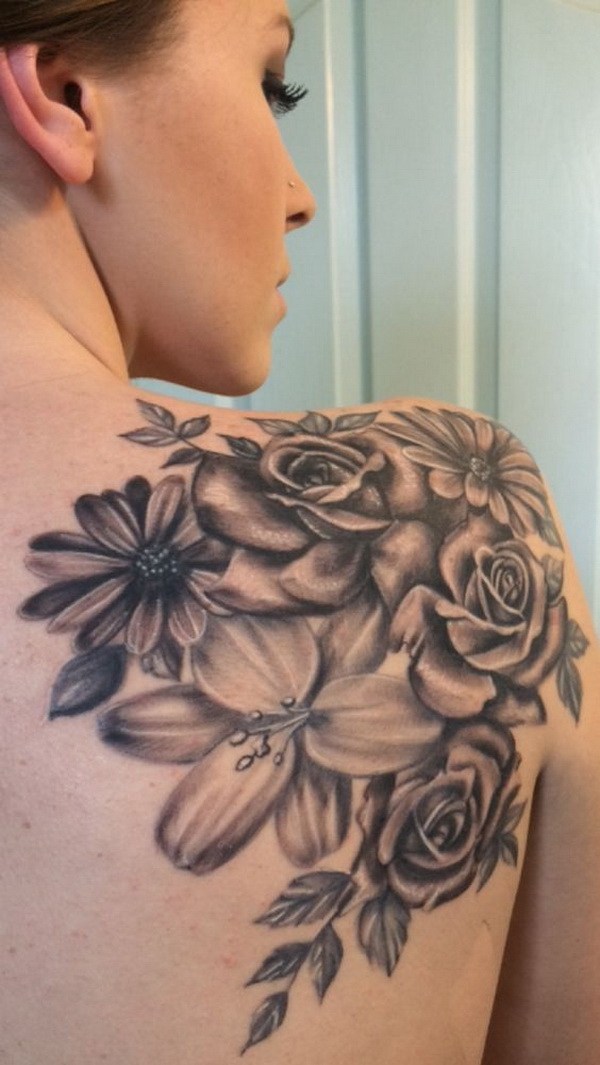 Tatuaje floral en el hombro con Lily, Daisy y Rose.  a través de forcreativejuice.com 