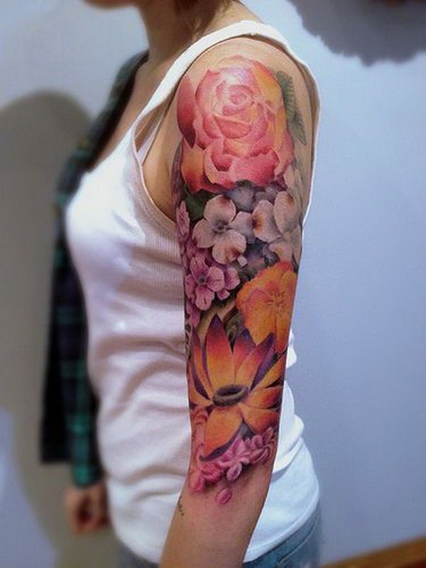 Tatuaje de media manga de flores para las mujeres.  www.  https://forcreativejuice.com/cool-sleeve-tattoo-designs/ 
