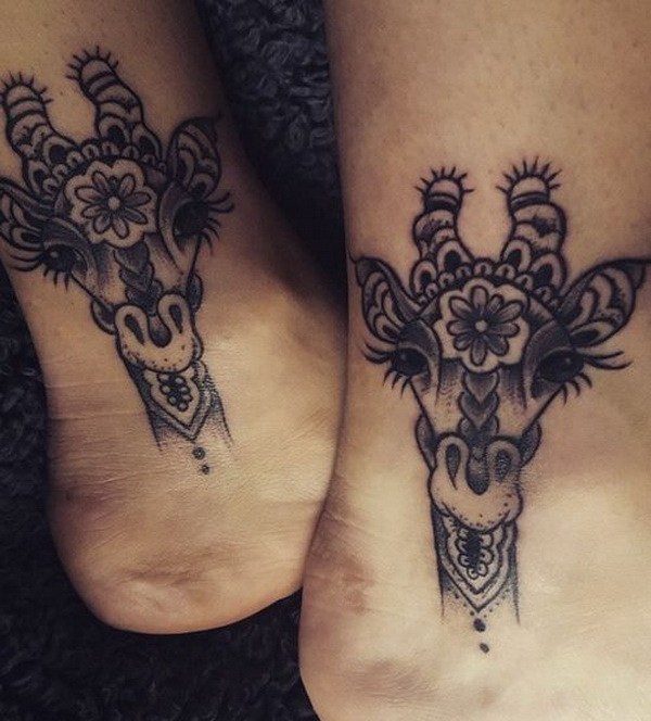 Lindo tatuaje de tobillo jirafa. 
