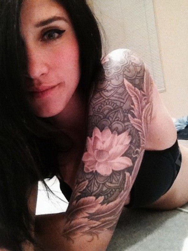 Diseños de tatuajes Lotus Sleeve para mujeres.  www.  https://forcreativejuice.com/cool-sleeve-tattoo-designs/ 