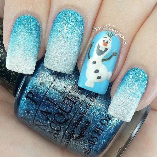 Blue Christmas Nails con el diseño de Olaf. 