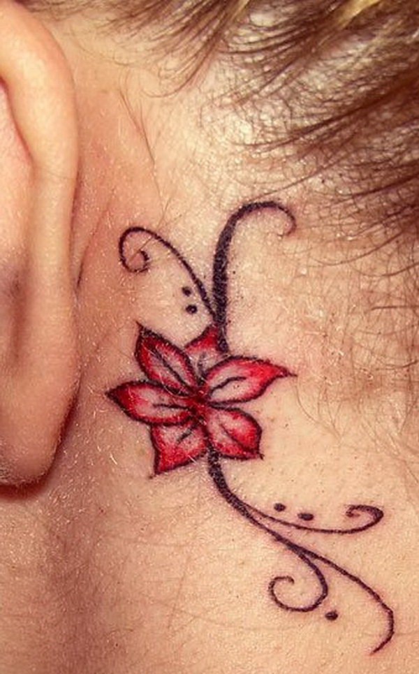 Diseño floral del tatuaje del oído 