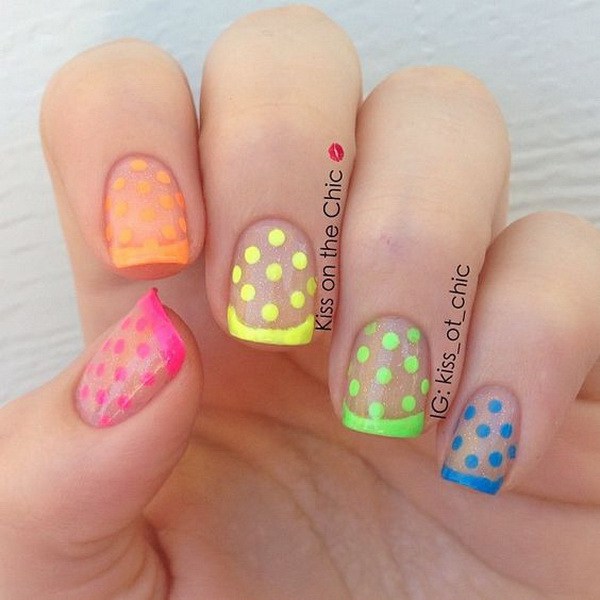 Neon French y Polka Dots Over Clear Glitter.  (a través de forcreativejuice.com) 