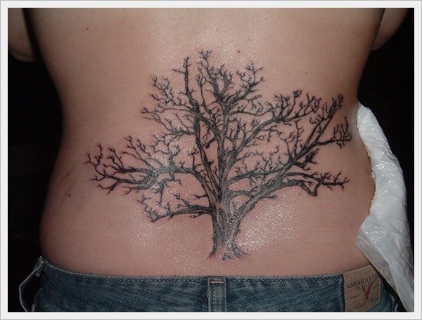 Tatuaje de árbol en la parte inferior de la espalda para niñas. 
