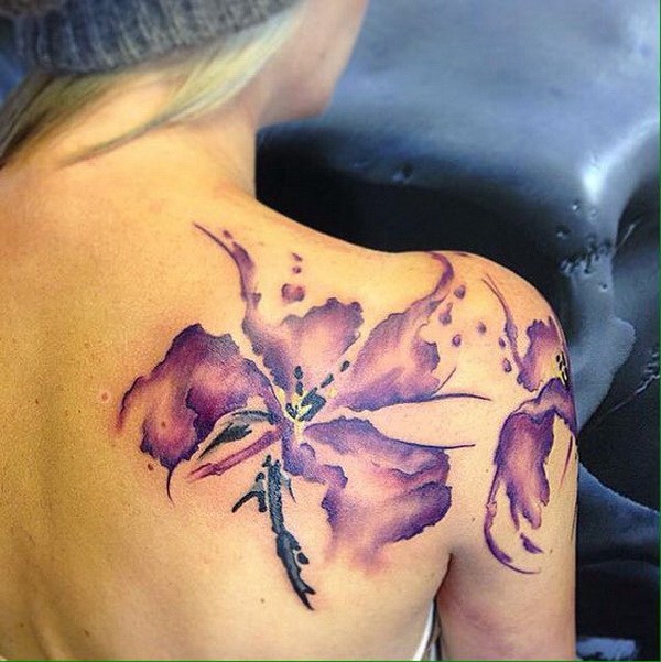 Acuarela Lily Tattoo en espalda tatuaje. 