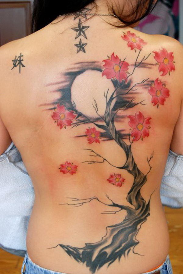 Cherry Blossom Tattoo en la espalda con la luna llena. 