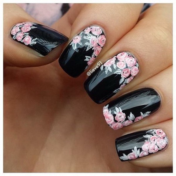 Uñas negras con flores rosadas Nail Art. 