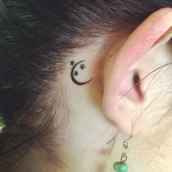 Luna pequeña y estrellas detrás del tatuaje del oído. 