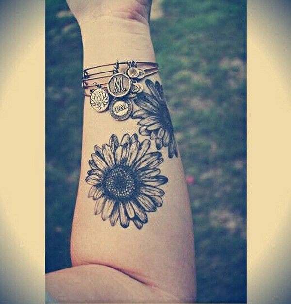 Sunflower Forearm Tattoo. ¡Qué idea genial de diseño de tatuaje!  Me encanta!  Este será mi próximo diseño de tatuaje.  a través de https://forcreativejuice.com/awesome-forearm-tattoo-designs/ 
