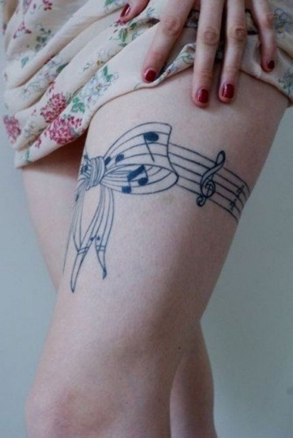 Musical Bow Tattoo en el muslo para niñas. 