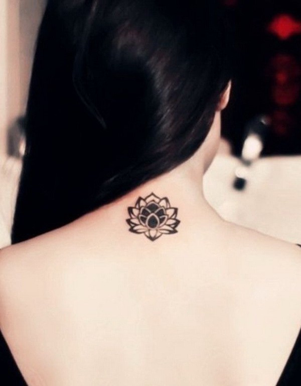 Tatuajes de flores de loto en el cuello. 