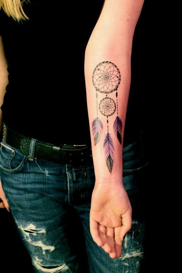 Diseño simple del tatuaje del dreamcatcher en el brazo. 