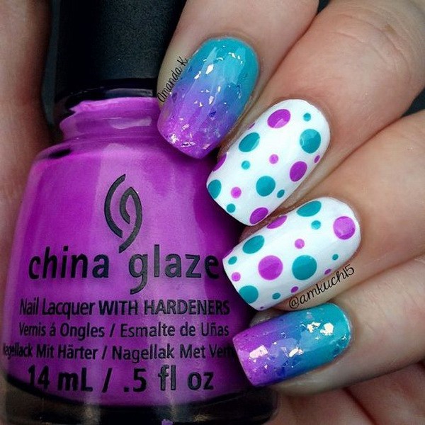 Lunares púrpuras y azules en la base blanca del esmalte de uñas.  (a través de forcreativejuice.com) 
