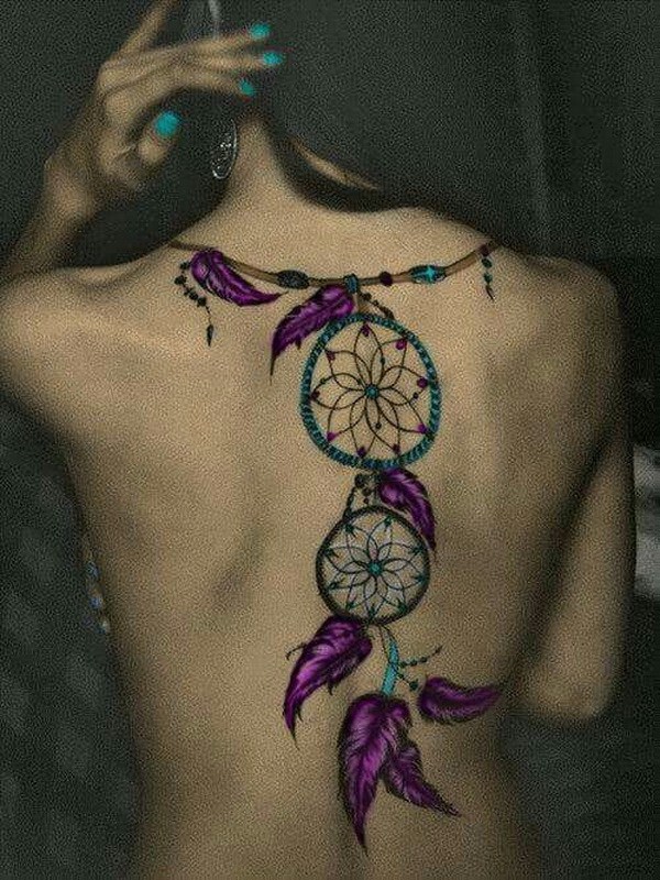 Diseño de tatuaje de receptor de sueño de espalda completa con delicadas plumas púrpuras. 