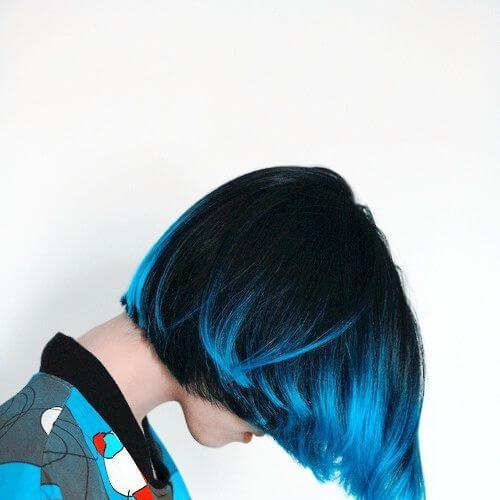 cabello corto azul con reflejos 