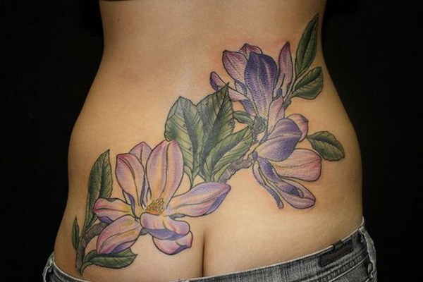 Tatuaje de Magnolias en la parte inferior de la espalda. 