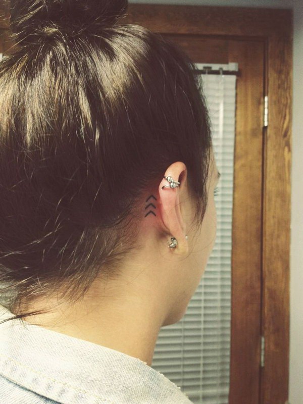 Tatuaje simple detrás del oído. 