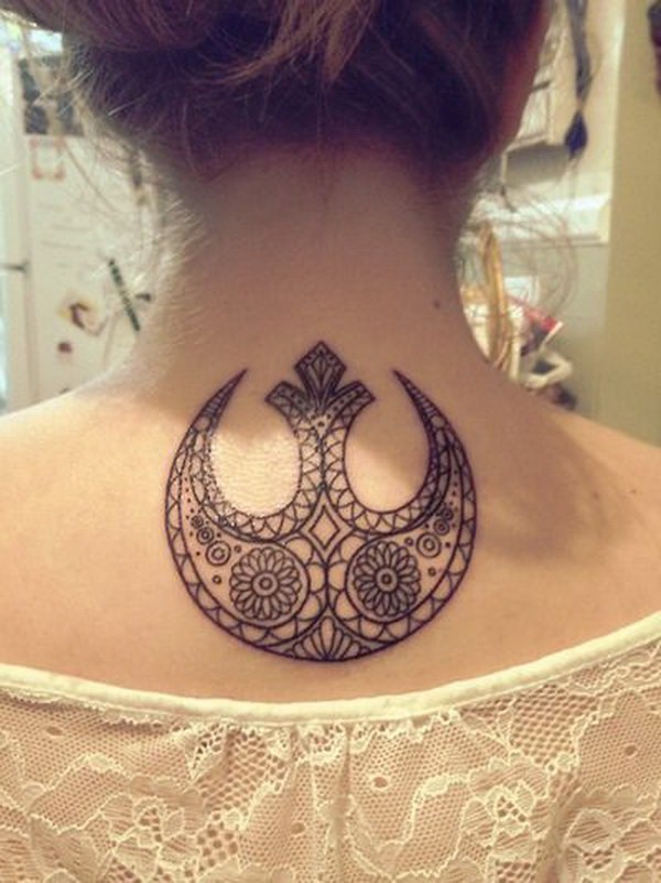 Tatuaje rebelde alianza en la parte posterior del cuello. 