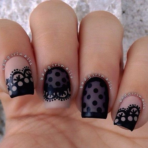 Diseño de uñas en encaje negro y puntos. 
