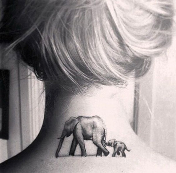 Diseño de tatuaje de elefante en la parte posterior del cuello. 