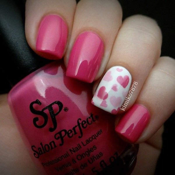 Diseño de uñas de corazón rosa y blanco. 