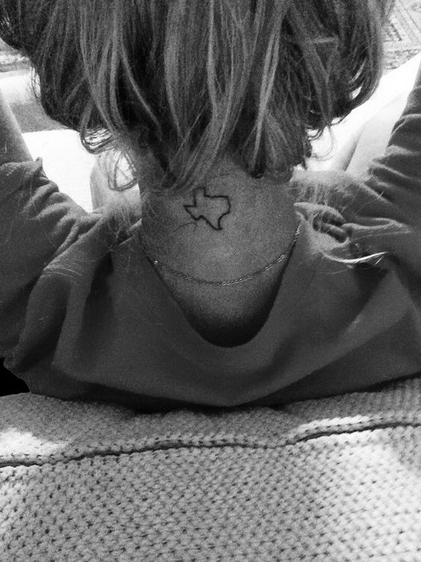 Tatuaje de Texas en la parte posterior del cuello. 
