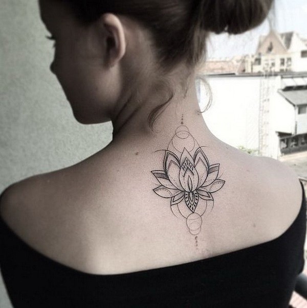 Flor de loto en la parte superior de la espalda para mujer. 