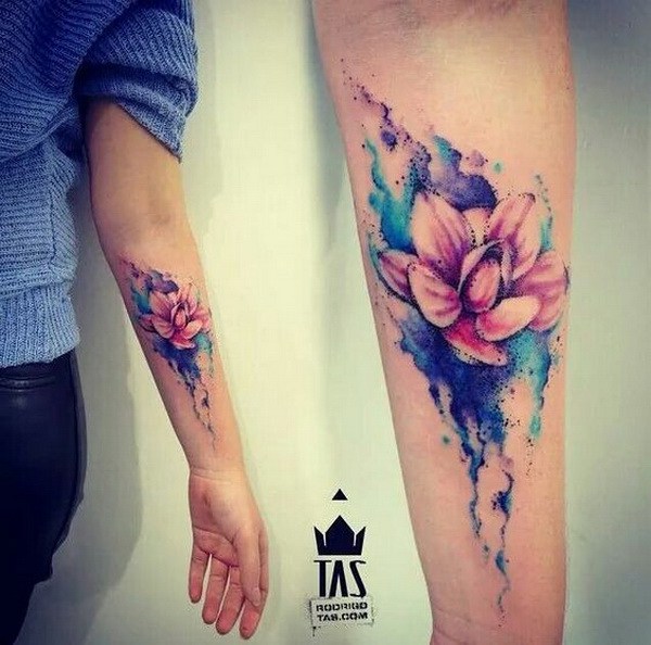 Flor hermosa acuarela tatuaje. 