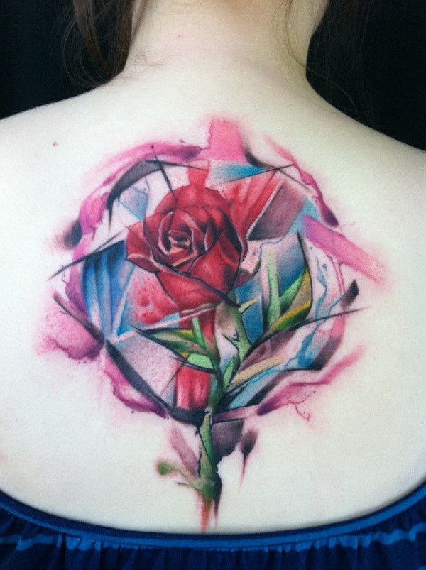 Tatuaje de la acuarela de Rose roja en la parte posterior. 